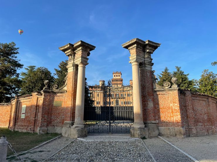 WhatsApp Image 2022-10-30 at 11.35.42 (1).jpeg L'ingresso del Castello di Chignolo Po